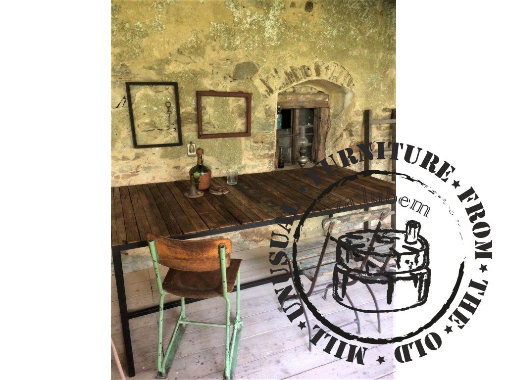 Industriální stůl s nádhernou deskou ze starého dřeva