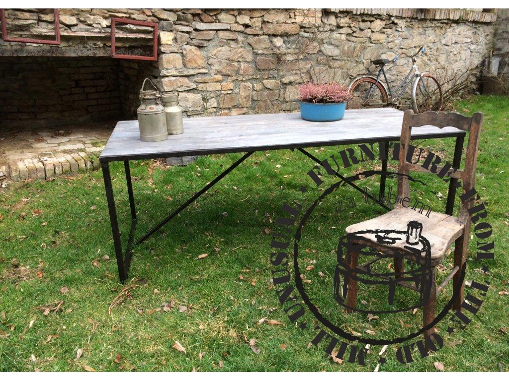 Jídelní stůl - dřevo a kov v jemných liniích