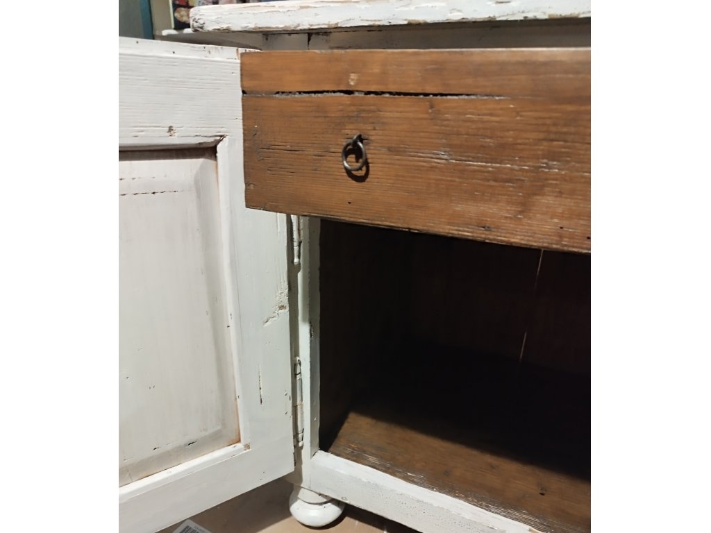 MALÁ JULKA -   malá, velmi stará skříňka se šuplíkem