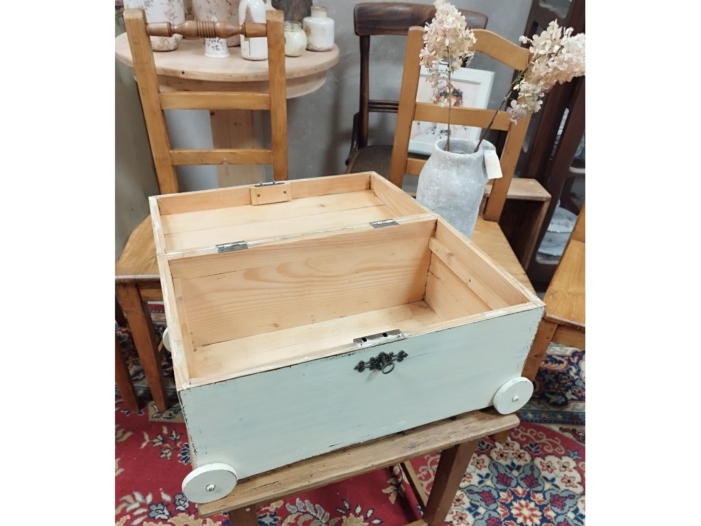 VILMA - starý kufr/truhla s dřevěnými kolečky