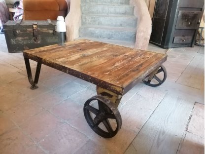 Industrial coffee table with solid wheels 2