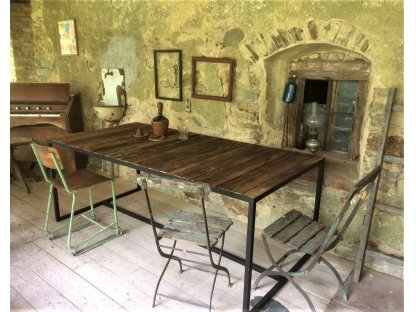 Industriální stůl s nádhernou deskou ze starého dřeva