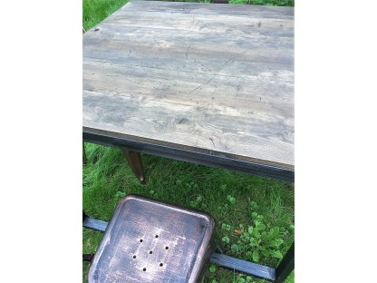 Jídelní stůl - dřevo a kov - čtverec