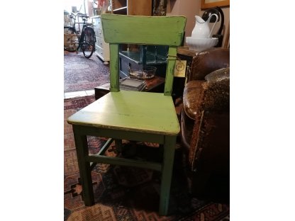 kopřivka, bazalka, pažitka - venkovské židle v jarní zeleni