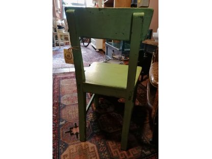 kopřivka, bazalka, pažitka - venkovské židle v jarní zeleni 2