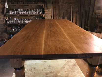Masivní dubový jídelní stůl