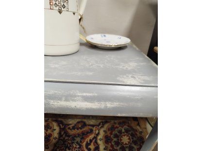 Myší kožíšek  - odkládací stolek v myší šedo bílé