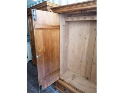 RICHARD - masivní dřevěná stará skřín 2