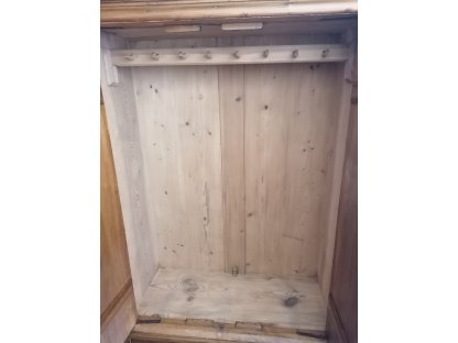 RICHARD - masivní dřevěná stará skřín