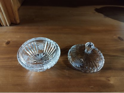 stará skleněná dóza-  křišťálové broušené sklo -výška 9,5 cm