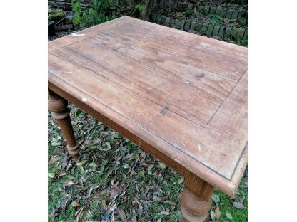 Starý jídelní stůl Matouš