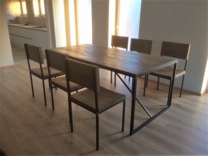Velký industriální jídelní stůl + 6 židlí