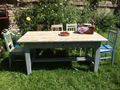 Large dining table - for 6-8 people, 3 drawers 2