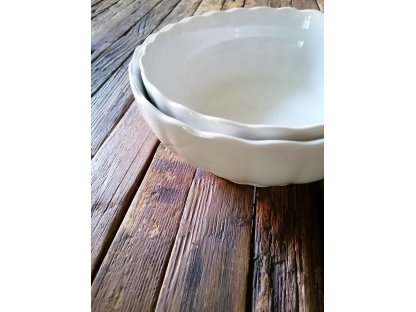 ...VENKOVSKÁ KLASIKA - bílá porcelánová mísa  s vlnitým okrajem - 26,5 cm