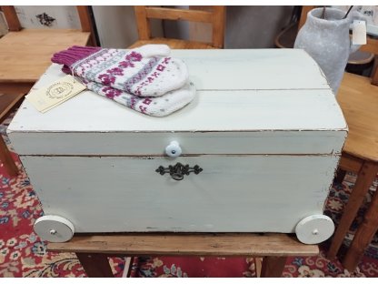 VILMA - old suitcase/trunk with wooden wheels
