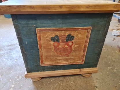 VOJTINA - Wooden barrel chest